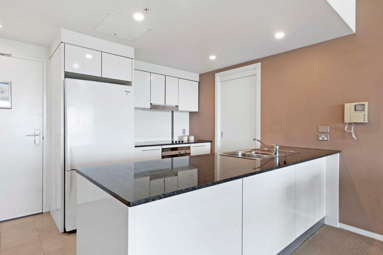 Sierra Grand Broadbeach - Self Contained & Privately Managed Apartments โกลด์โคสต์ ภายนอก รูปภาพ